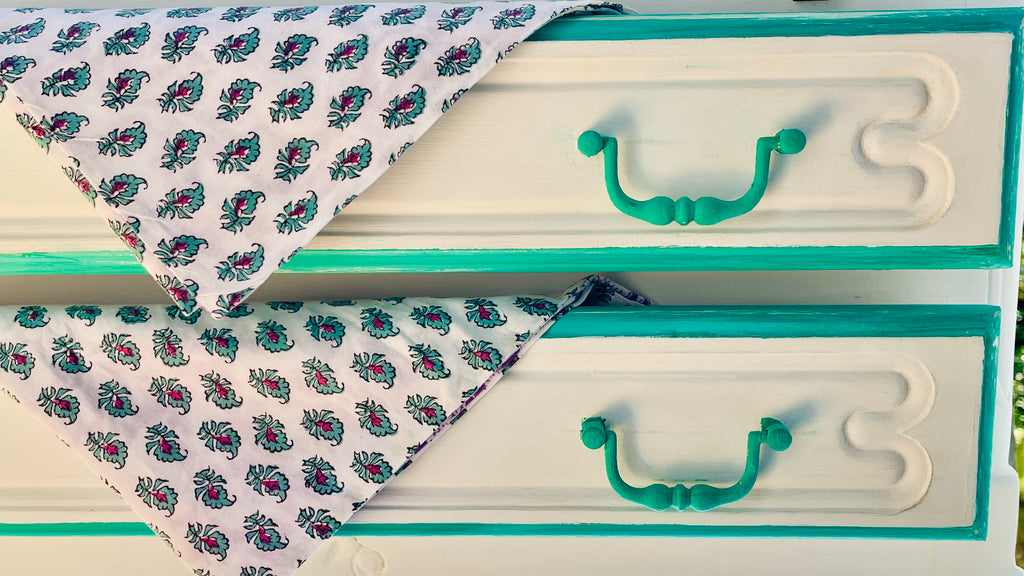 Secrétaire menthe à la plume