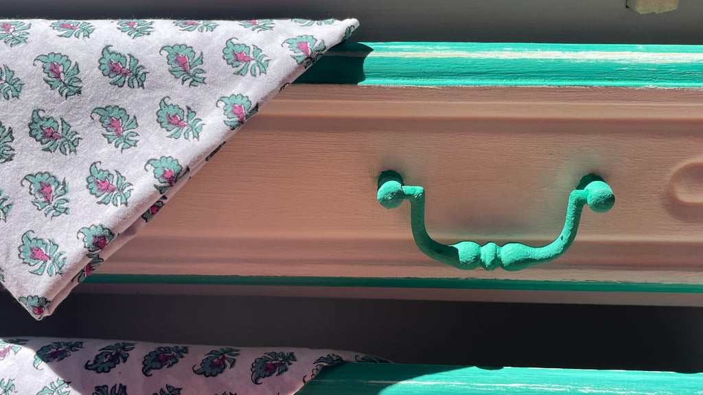 Secrétaire menthe à la plume