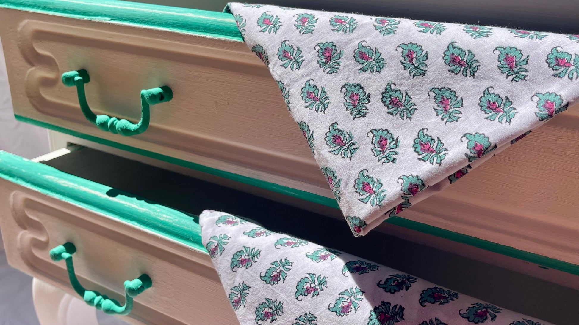 Secrétaire menthe à la plume