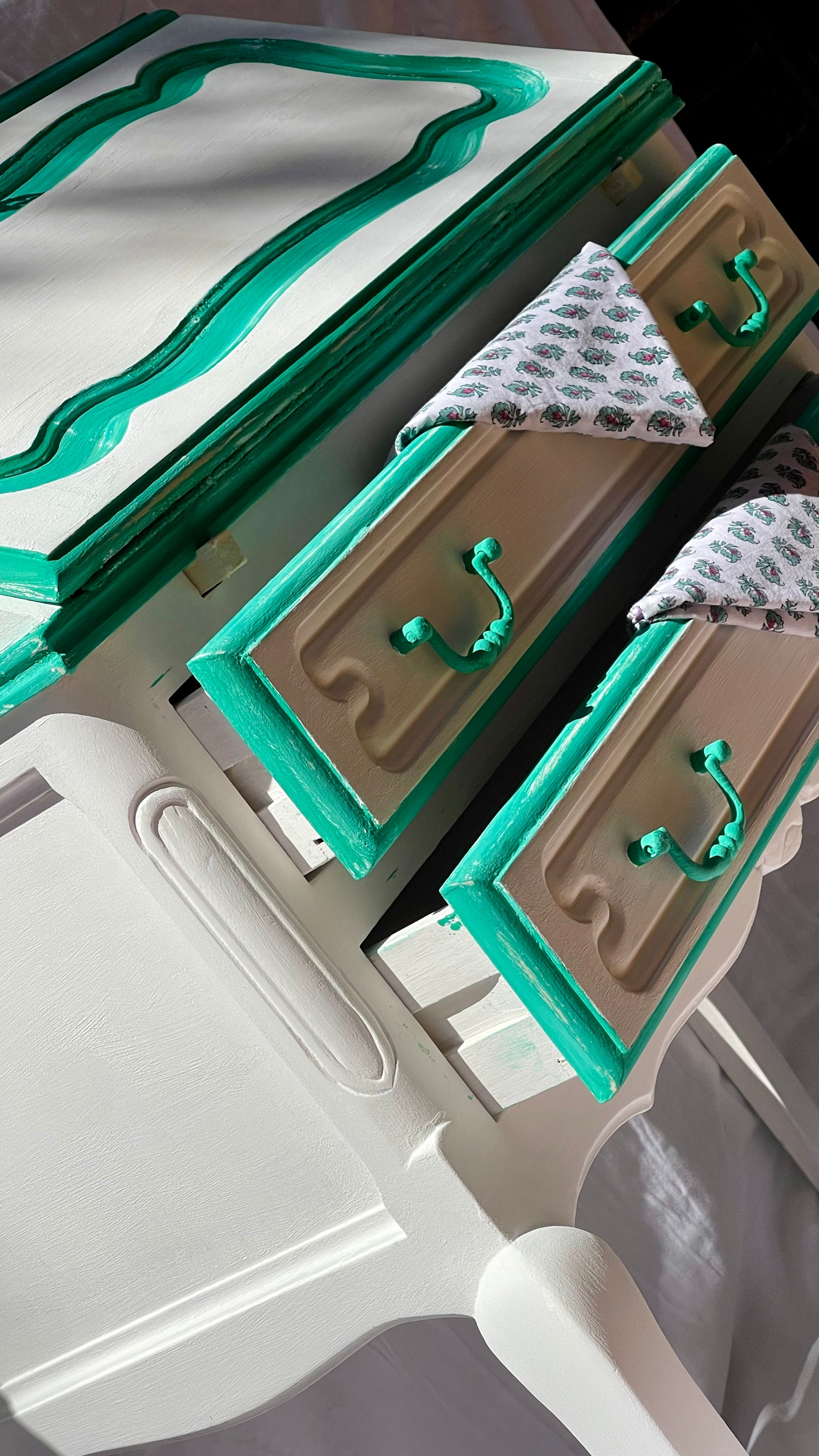 Secrétaire menthe à la plume